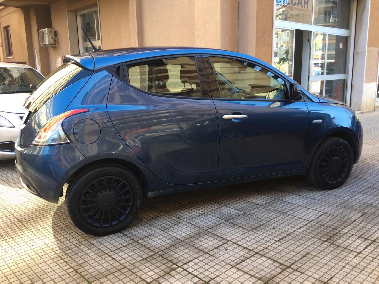 Lancia Ypsilon 1.0 FireFly 5 porte S&S Hybrid Ecochic Silver
