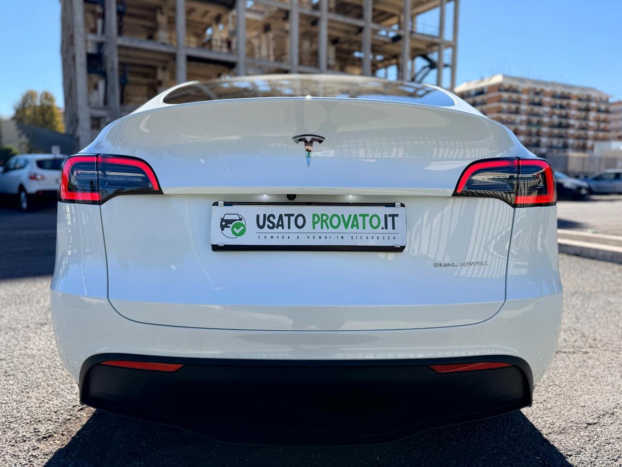 Tesla Model Y Long Range AWD Interni BIANCHI