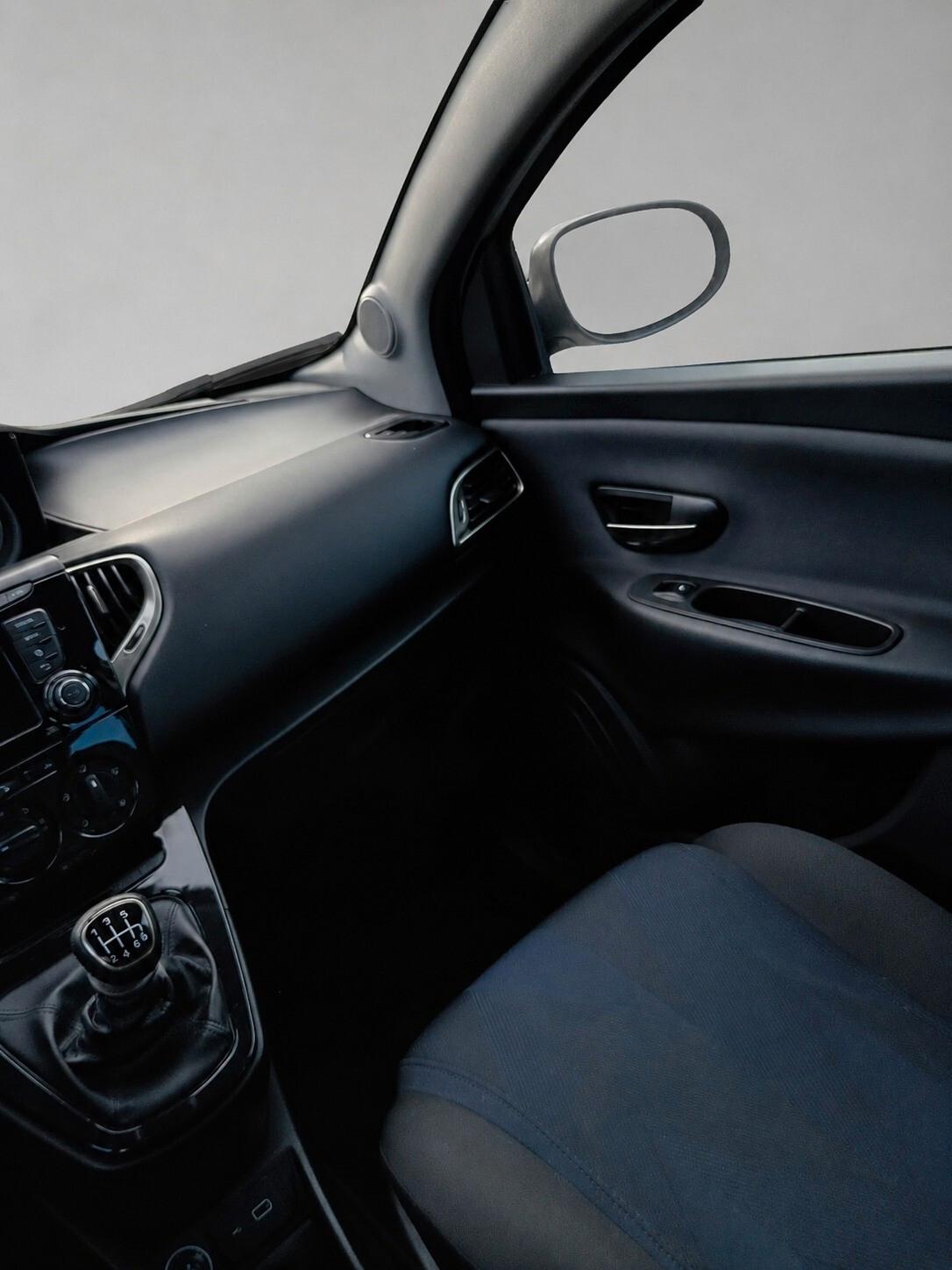 Lancia Ypsilon 1.0 FireFly 5 porte S&S Hybrid Ecochic Silver