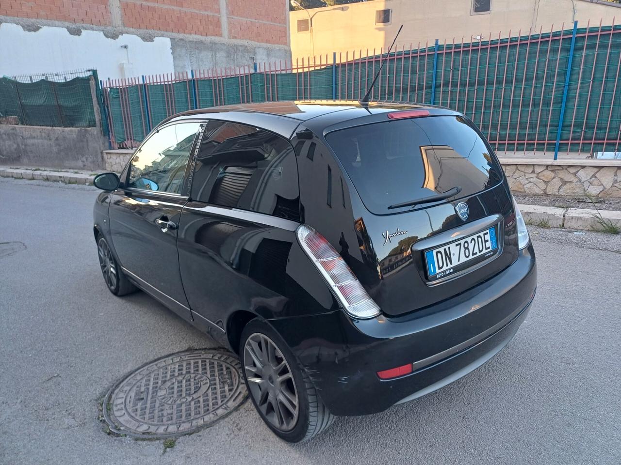 Lancia Ypsilon 1.4 16V Sport MomoDesign