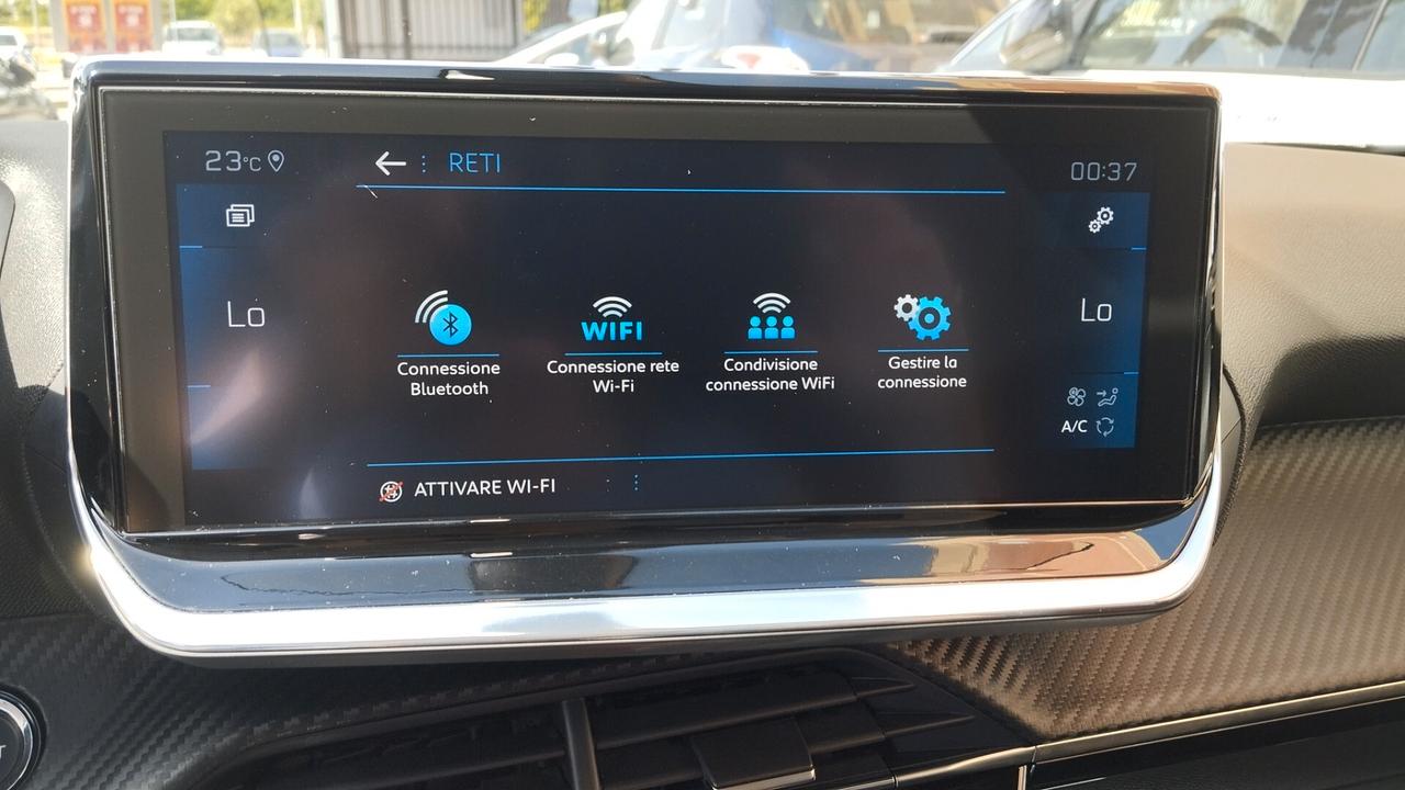 PEUGEOT 2008 1.2 BENZ-NAVI-2020