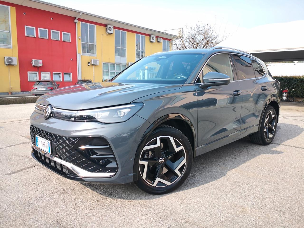 Volkswagen Tiguan 2.0 TDI 150 CV DSG R-Line ***TELECAMERA***