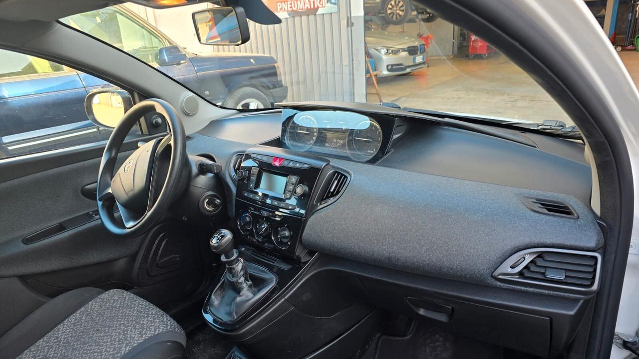 Lancia Ypsilon 1.0 FireFly 5 porte S&S Hybrid Ecochic Silver