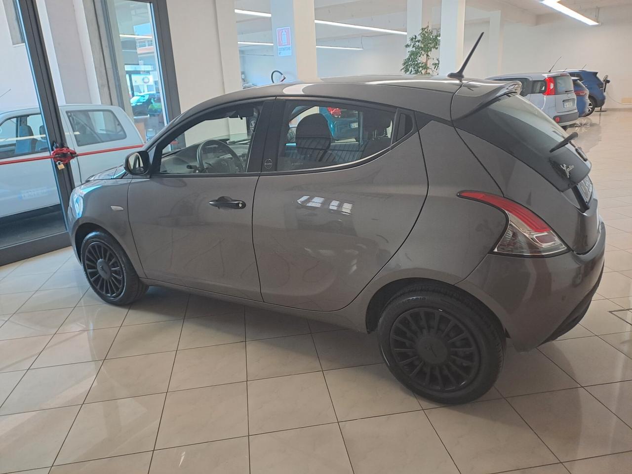 Lancia Ypsilon 1.0 FireFly 5 porte S&S Hybrid Ecochic Silver