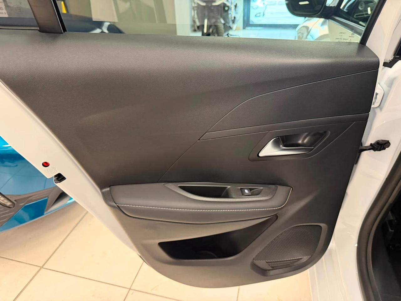 Peugeot 208 Hybrid 100 e-DCS6 Allure a rate da 185 €