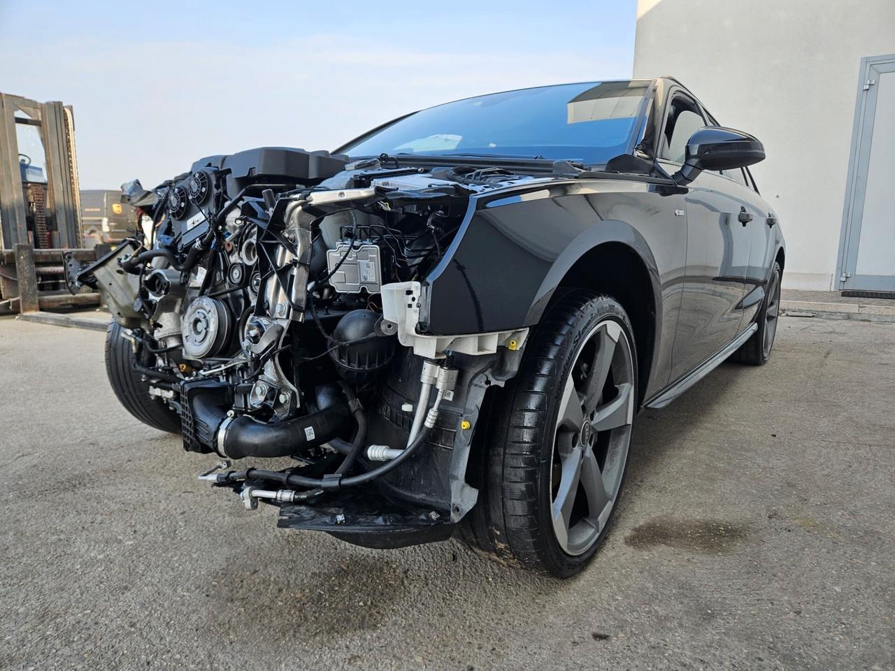 Audi A4 Avant 40 2.0 tfsi mhev S line 204cv INCIDENTATA
