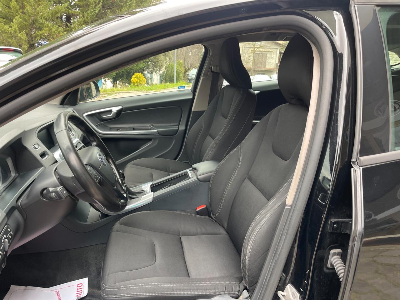 Volvo V60 D2 R-design Momentum NEO PATENTATI