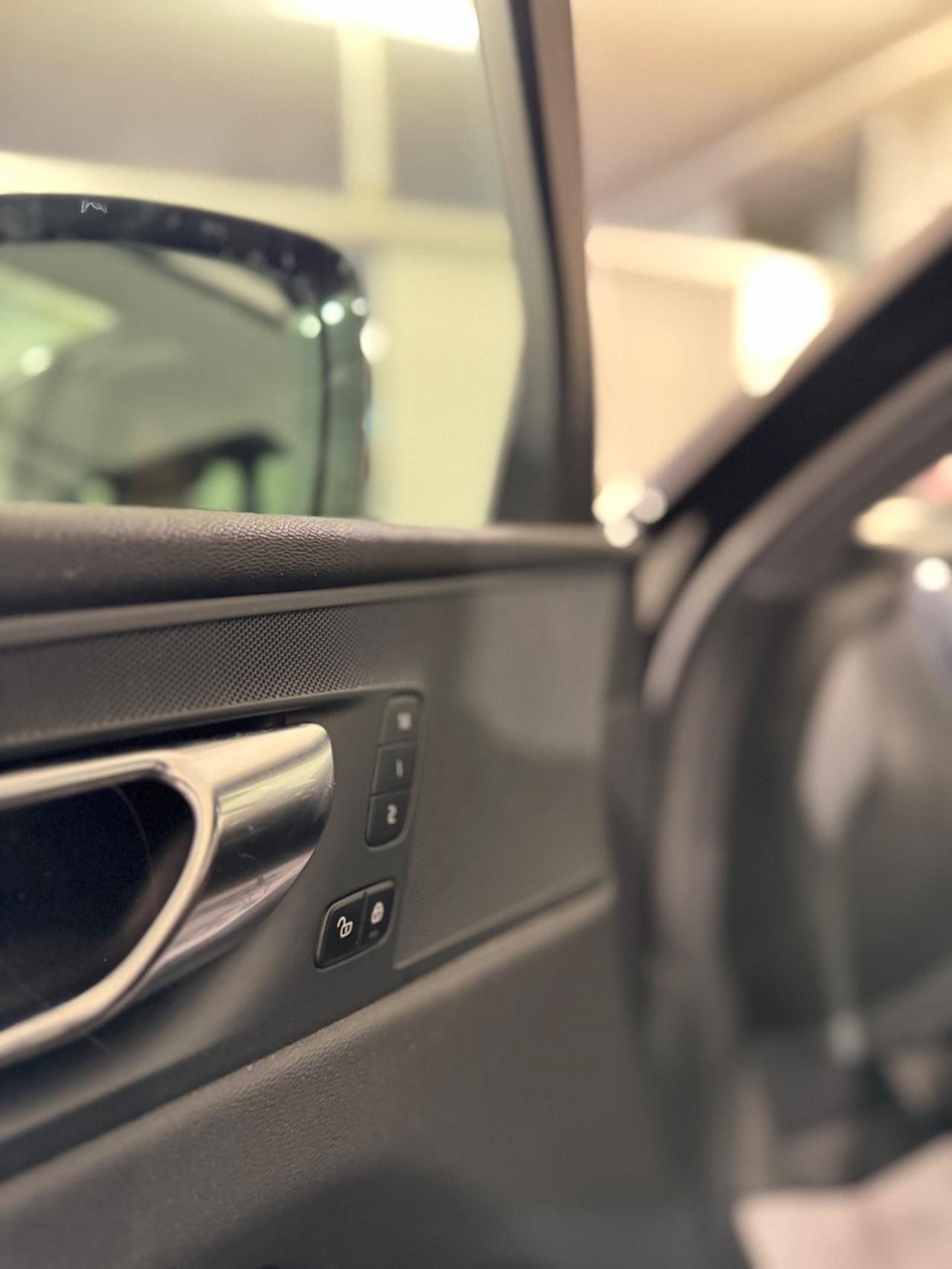 Volvo XC 60 XC60 B4 (d) AWD Geartronic Inscription FULL OPTIONAL, SEDILI IN PELLE CON REGOLAZIONE ELETTRICA CON MEMORIA, CRUISE ADATTIVO, CLIMA TRI-ZONA , PORTELLONE ELETTRICO, APPLE CARPLAY, FARI FULL LED AUTOMATICI E MOLTO ALTRO