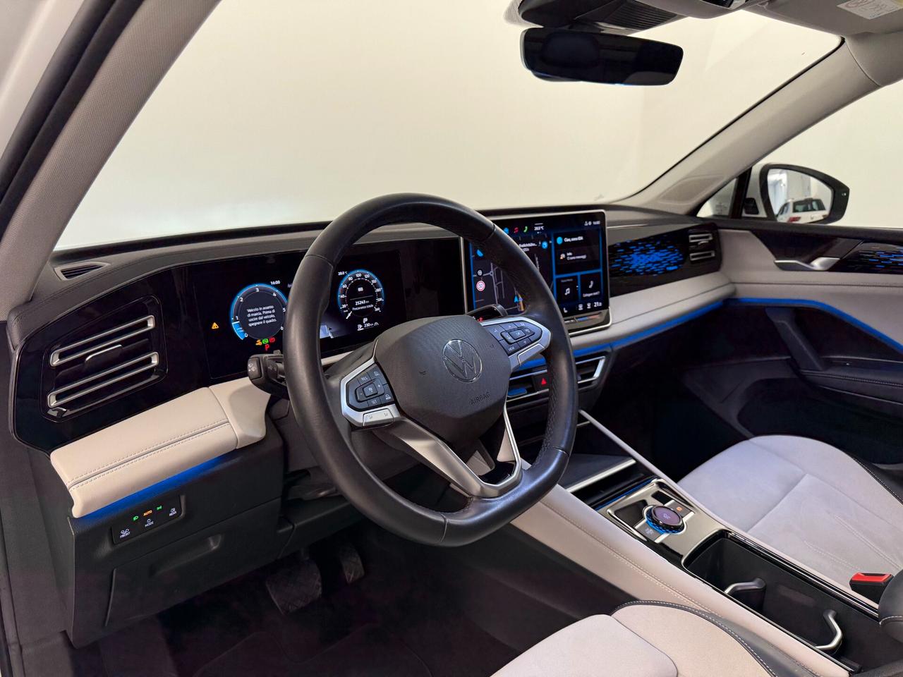 Volkswagen Tiguan 2.0 TDI 150 CV DSG Elegance led gancio elettrico adattivo retrocamera