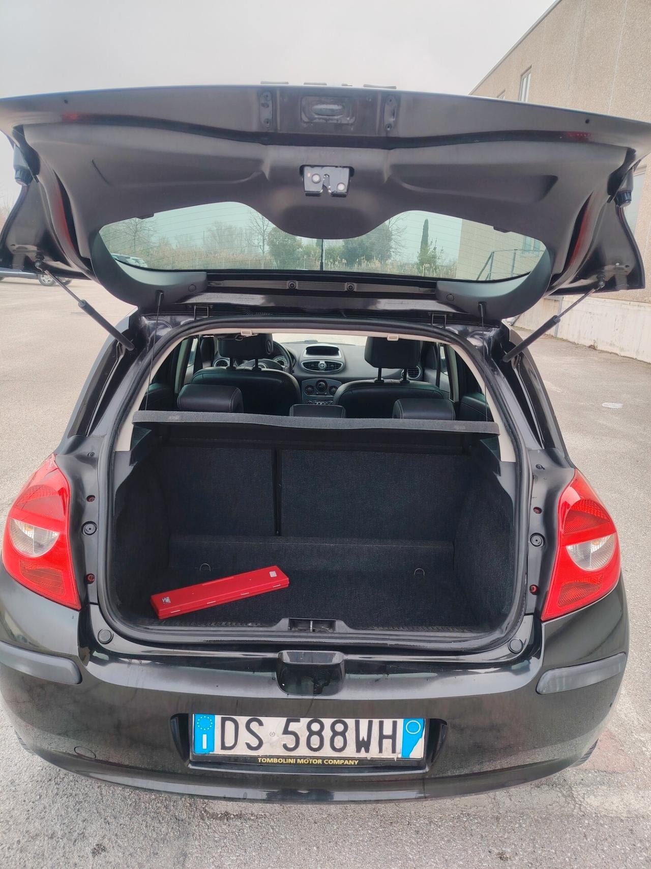 Renault Clio 1.2 16V SporTour Le Iene