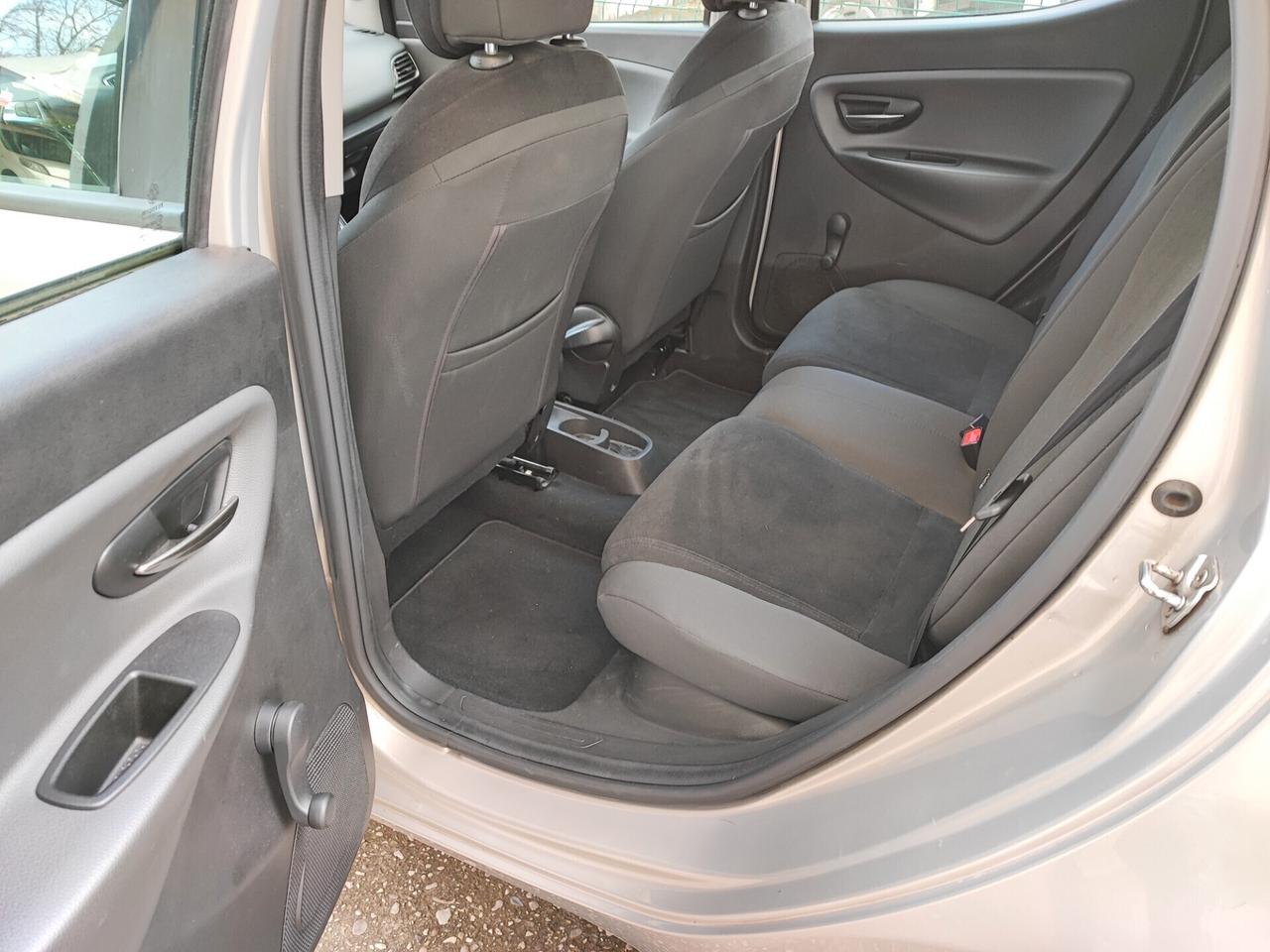 Lancia Ypsilon con 26 Euro 450 km