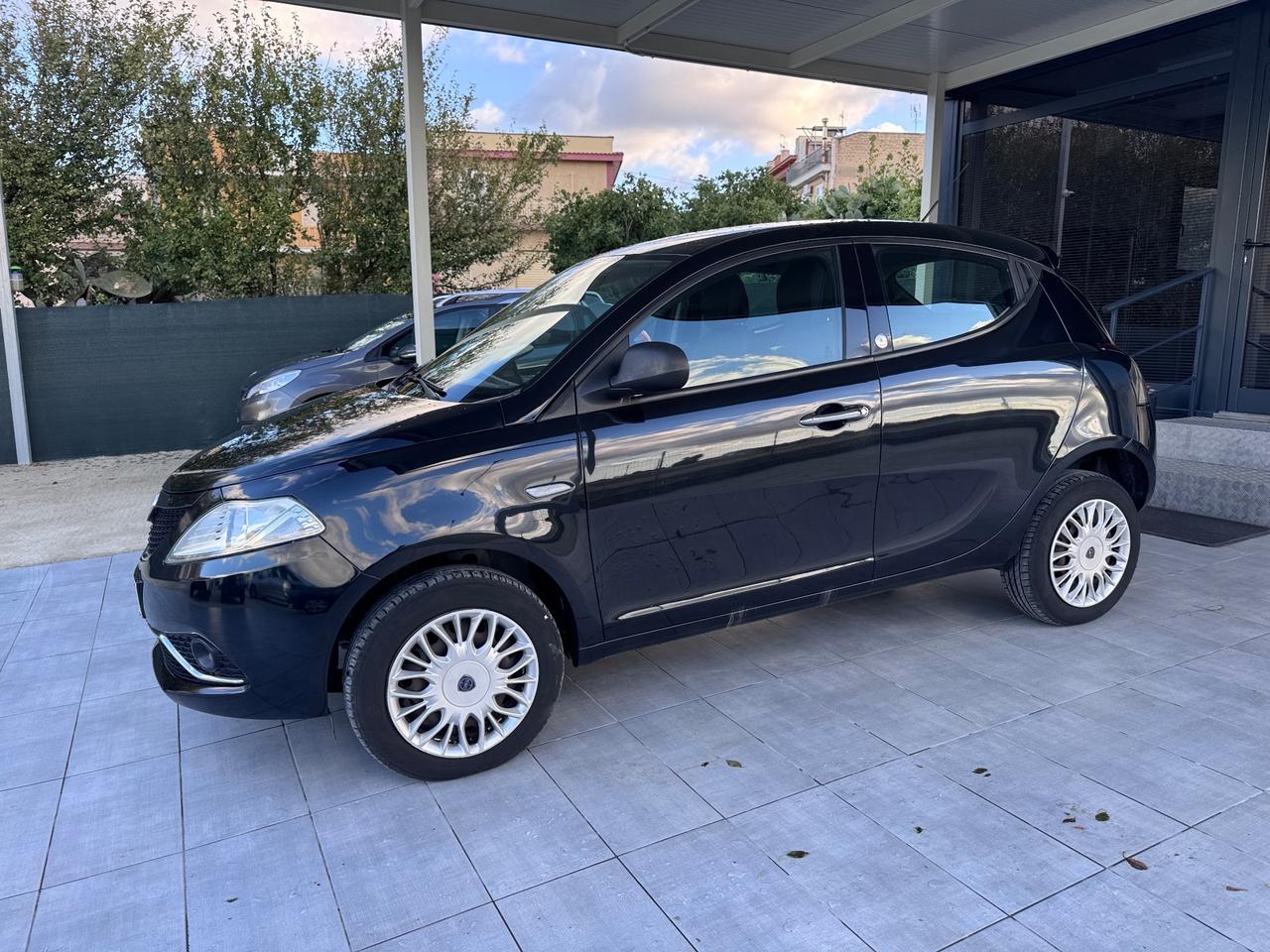 Lancia Ypsilon 0.9 TwinAir 85 CV 5 porte Metano Ecochic Platinum