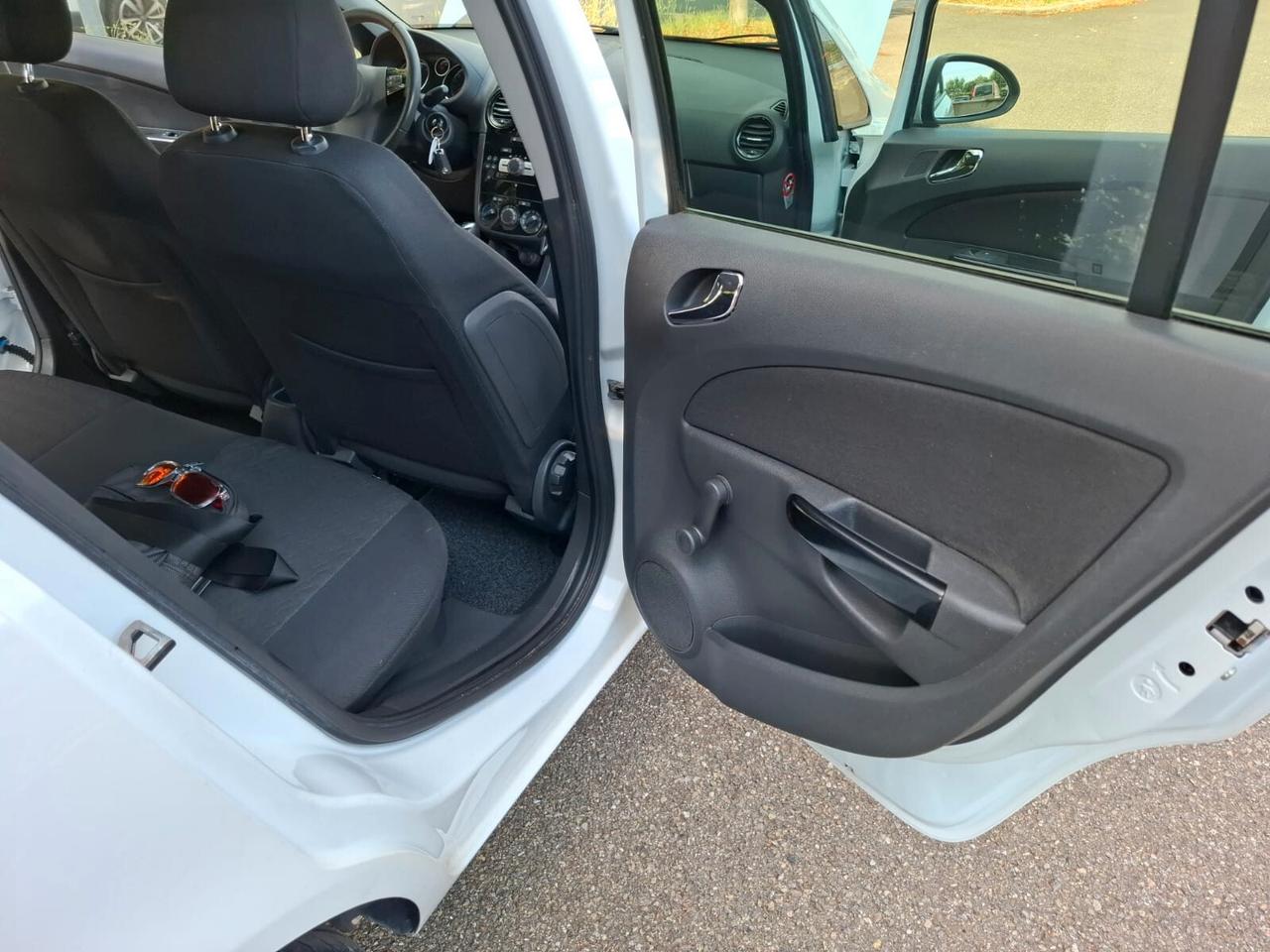 Opel Corsa 1.2 5 porte 2013 SOLAMENTE 99.000 KM