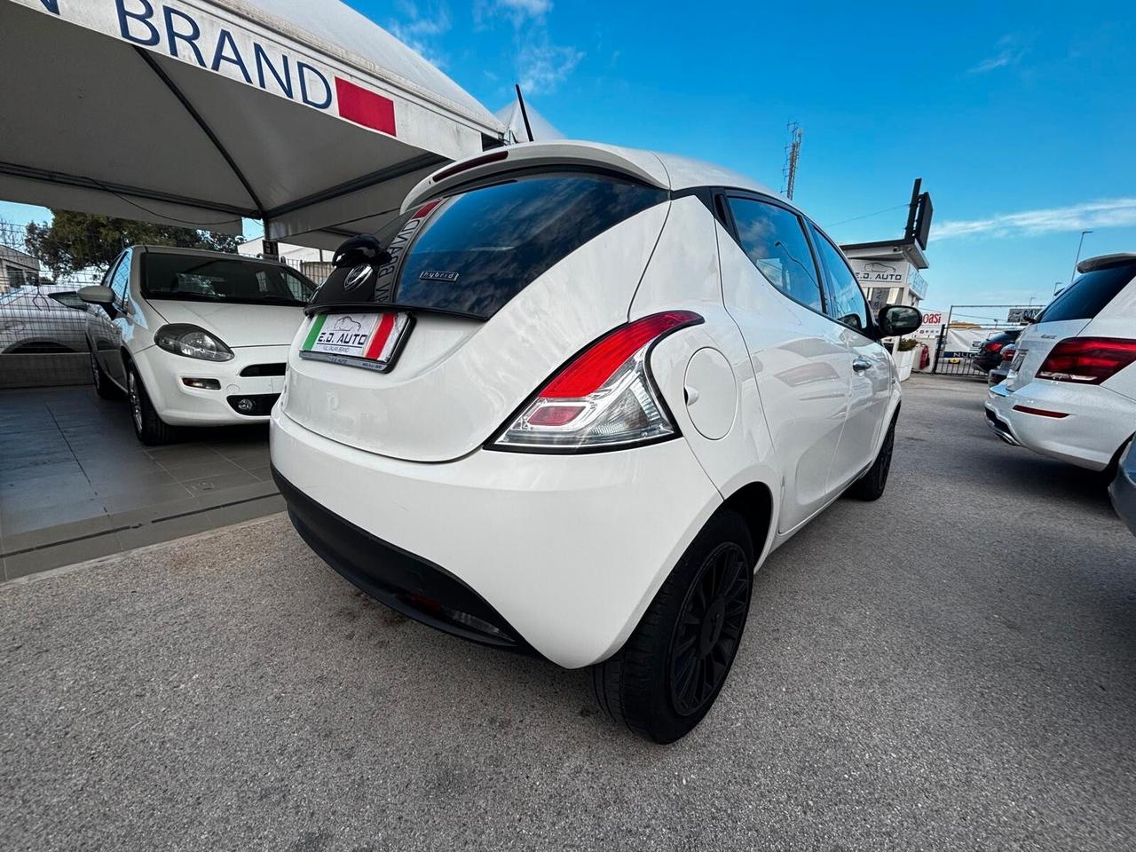 Lancia Ypsilon 1.0 FireFly 5 porte S&S Hybrid Ecochic Silver