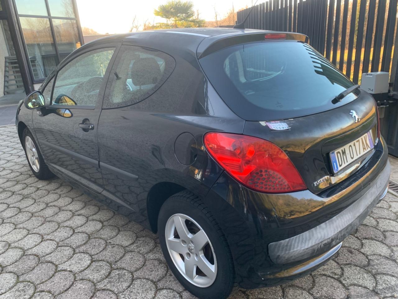 Peugeot 207 1.4 8V 75CV 3p. ONE Line