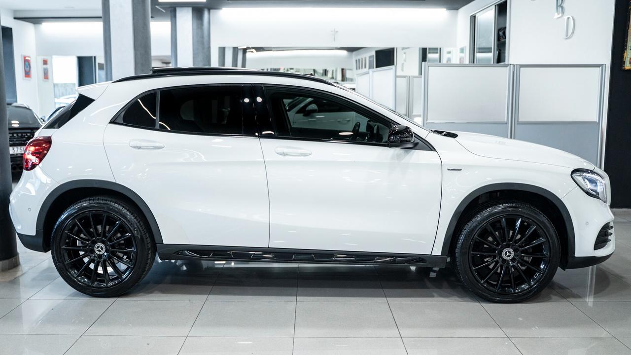 Mercedes-benz GLA 200 D NIGHT EDITION AUTO TETTO CARBONIO NAVI PELLE FULL OPTIONAL