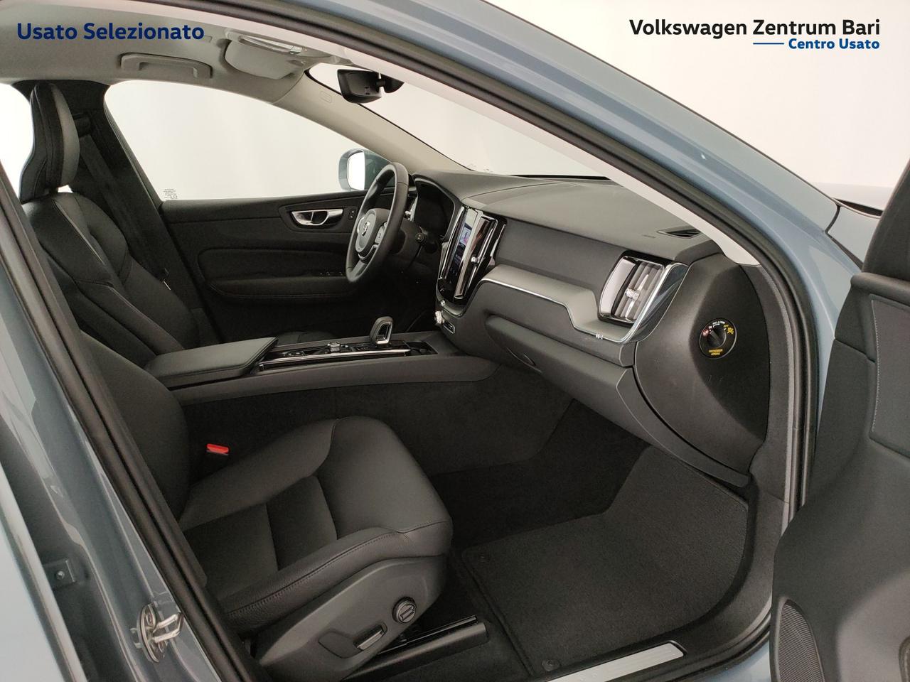 Volvo XC60 2.0 b4 momentum pro awd auto