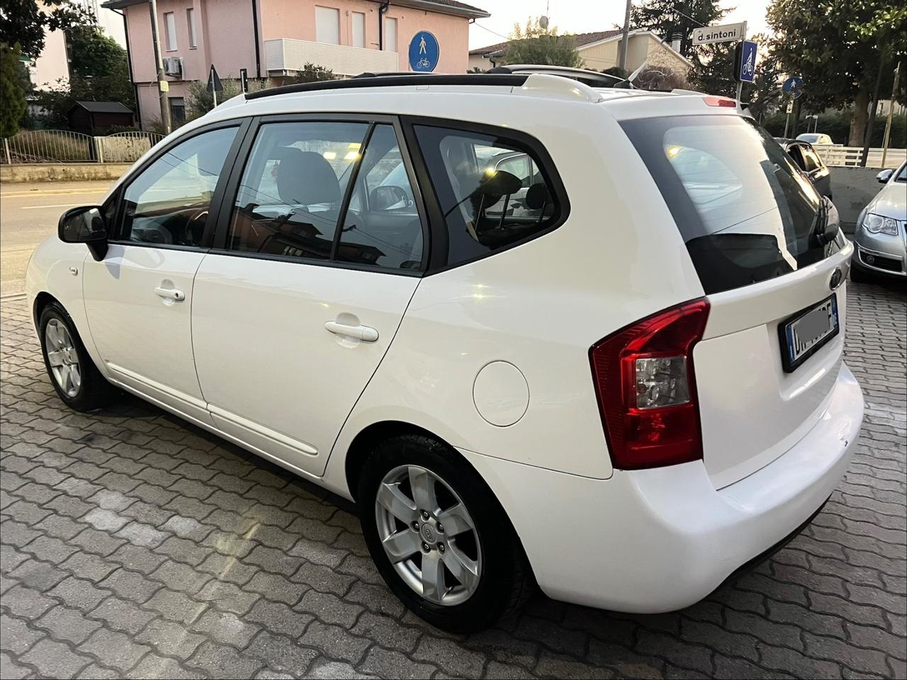 Kia Carens 2.0 con GPL CVVT LX Family