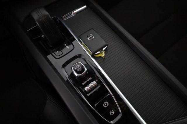 VOLVO XC60 XC60 B4 (d) automatico Momentum Pro