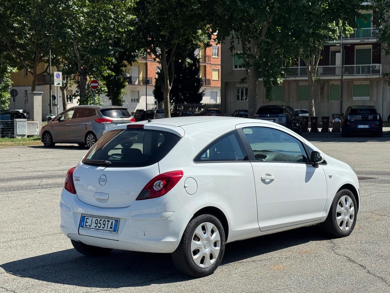 Opel Corsa 1.2 3 porte b-color