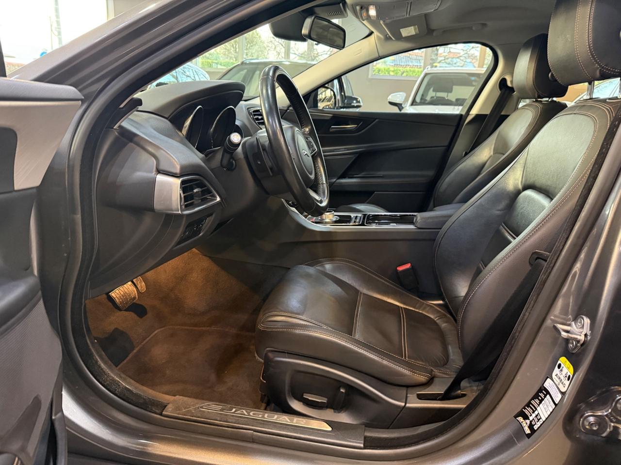 Jaguar XE 2.0 D Turbo 180CV aut. Pure Business Edition