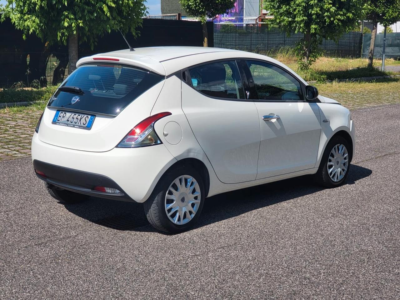 Lancia Ypsilon 1.2 69 CV 5 porte NEOPATENTATI