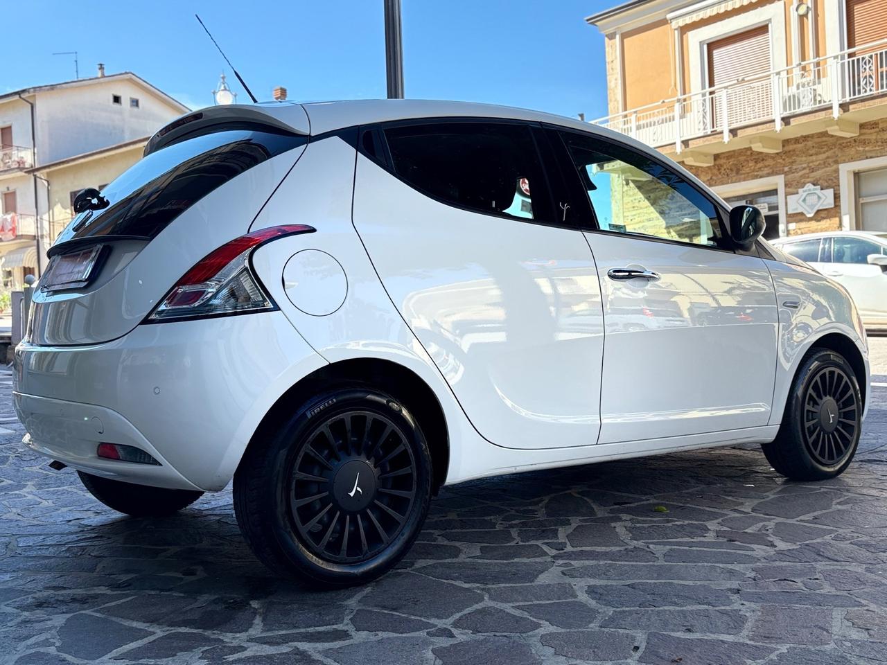 Lancia Ypsilon 1.2 69 CV 5P Gold UCONNECT Blue&Me