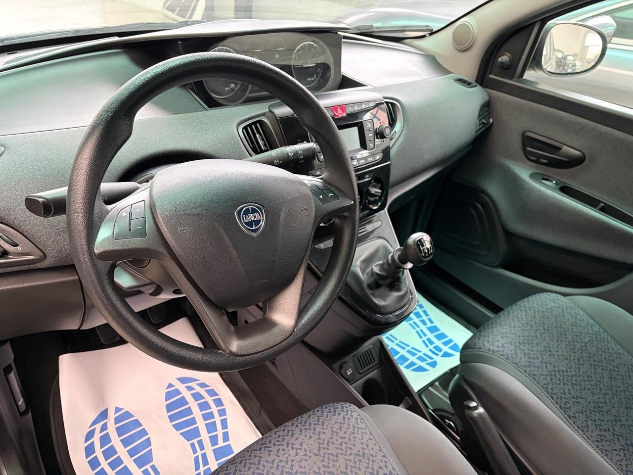 Lancia Ypsilon 1.0 Firefly hybrid silver