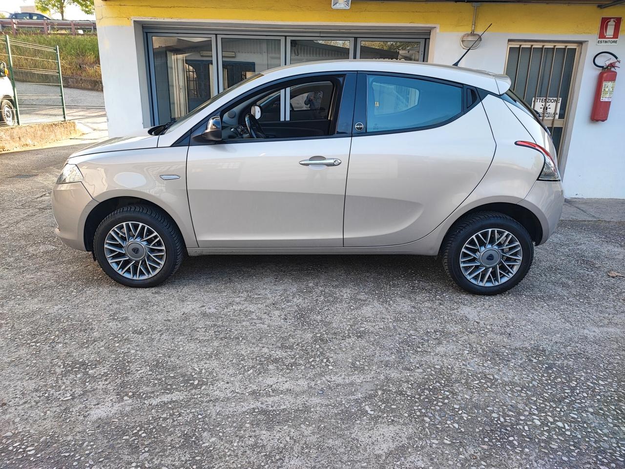 Lancia Ypsilon con 26 Euro 450 km