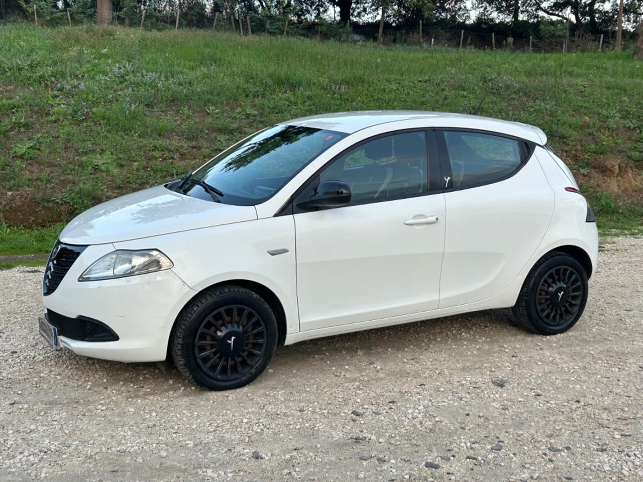 Lancia Ypsilon 1.2 69 CV 5 porte Silver