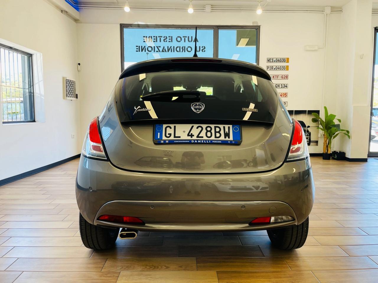 Lancia Ypsilon 1.0 Hybrid Ecochic Silver
