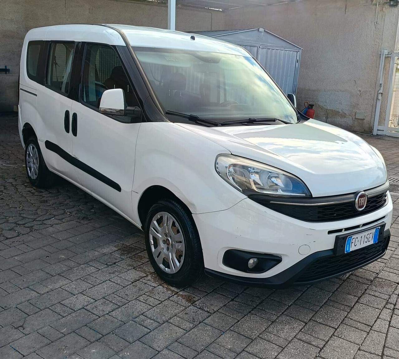 Fiat Doblo 1.3 MTJ Autocarro con gancio traino N1 5 posti