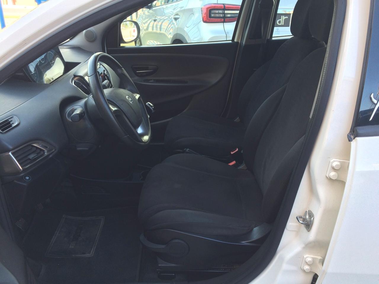 Lancia Ypsilon 1.2 69 CV 5 porte GPL Gold tagliandata distribuzione eseguita a km 138000 garanzia !
