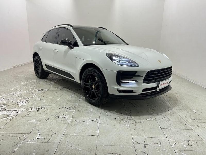 Porsche Macan 2.0 iva esposta