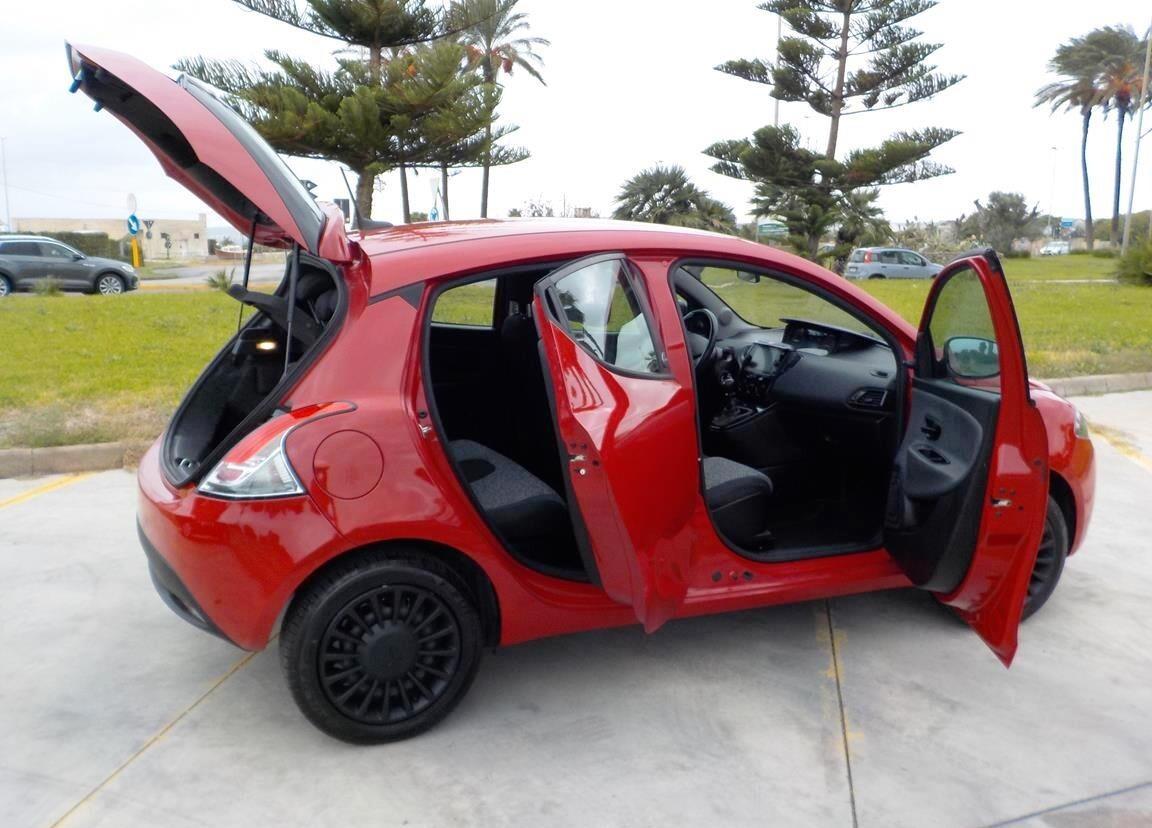 Lancia Ypsilon 1.0 FireFly 5 porte S&S Hybrid Ecochic Silver