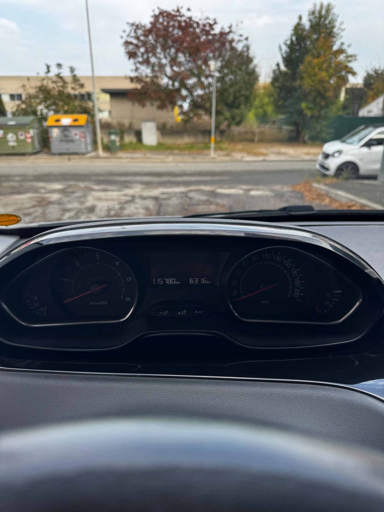 Peugeot 208 1.4 HDi 68 CV 5 porte Neopatentati