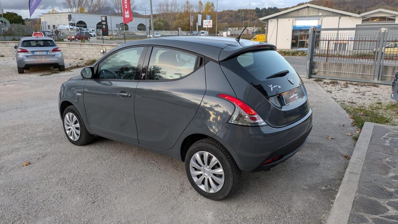 Lancia Ypsilon 0.9 TwinAir 85 CV 5 porte Metano Ecochic Silver