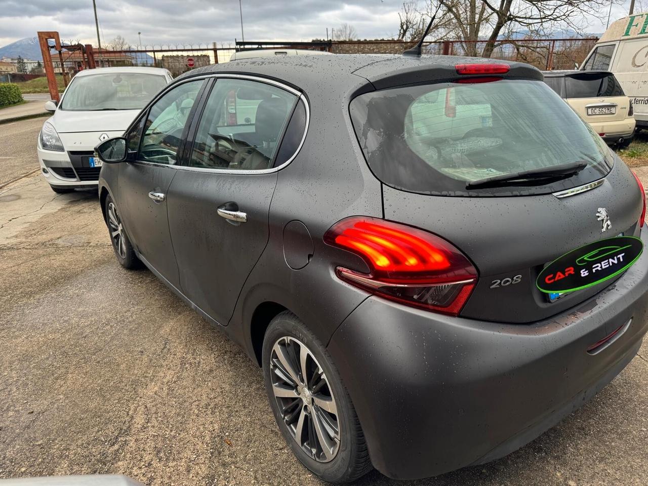 Peugeot 208 PureTech 82 Allure grigio opaco