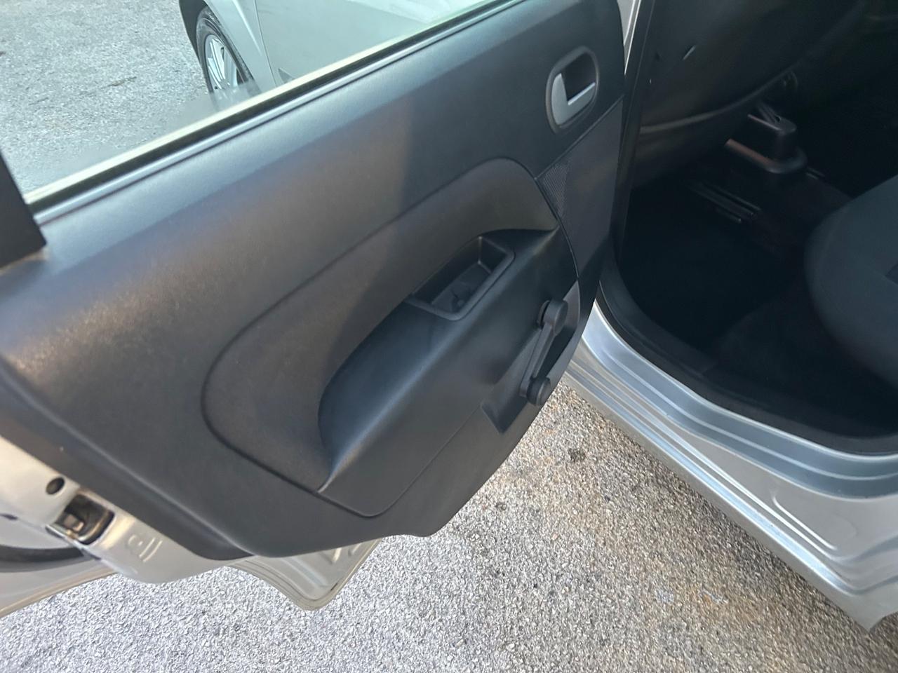 Ford Fiesta 1.2 5p. Ghia 140000km Gancio Traino