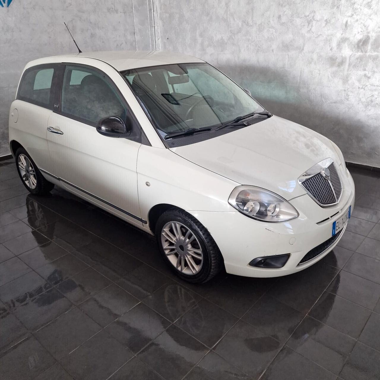 Lancia Ypsilon 1.3 MJT 75 CV Unyca