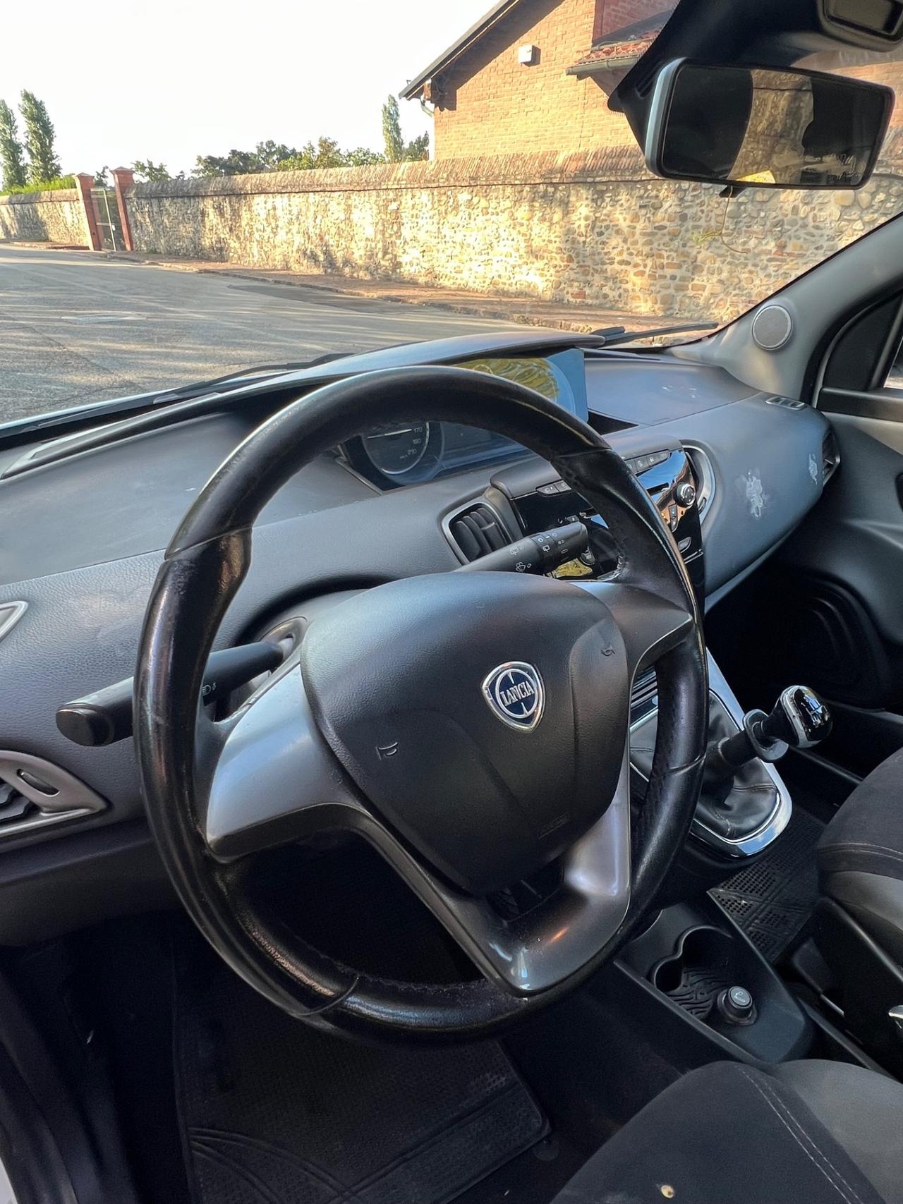 Lancia Ypsilon 1.2 69 CV Unyca