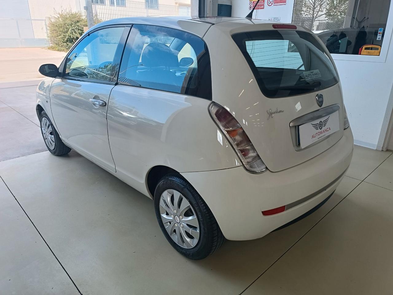 Lancia Ypsilon 1.3 MJT 75 CV Versus