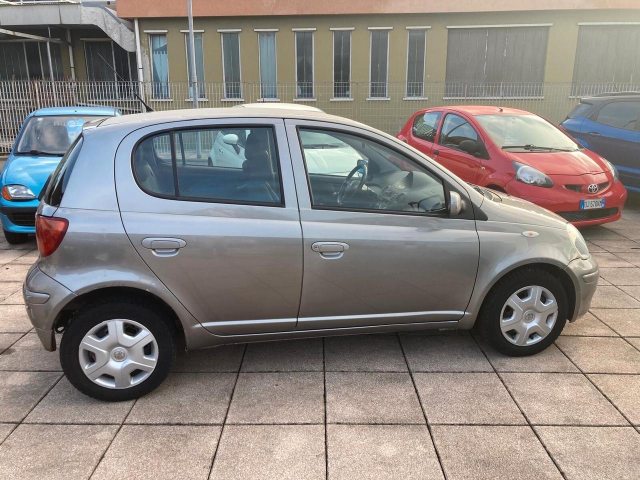 Toyota Yaris 1.3i 16V cat 5 porte Sol