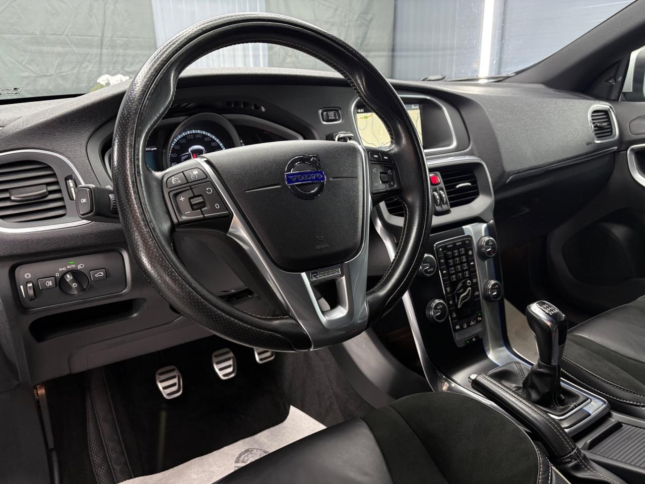 Volvo V40 D4 R-design Momentum