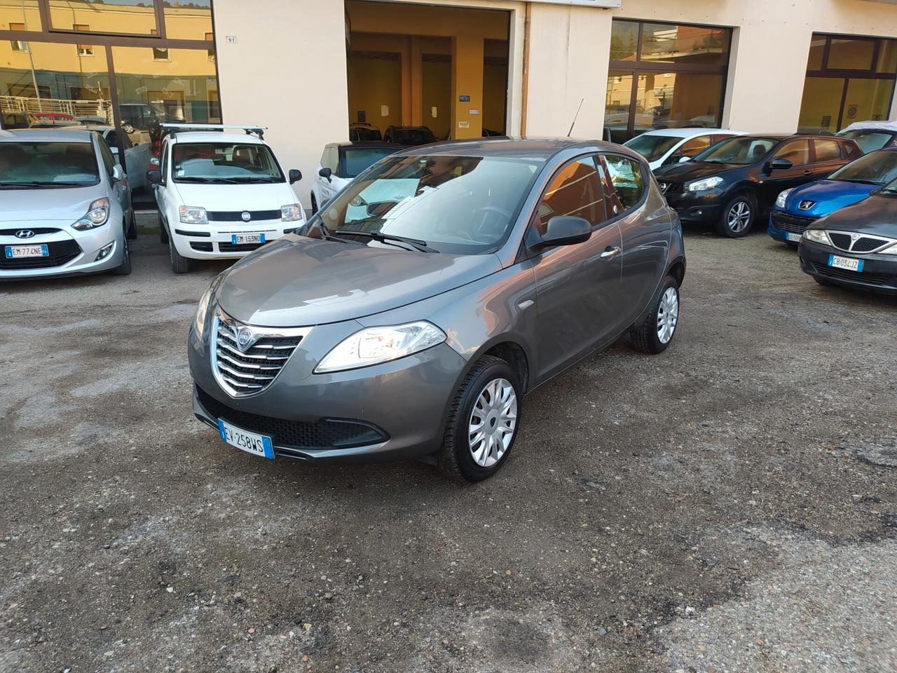 Lancia Ypsilon 0.9 TwinAir 85 CV 5 porte Metano Ecochic Silver Neopatentati