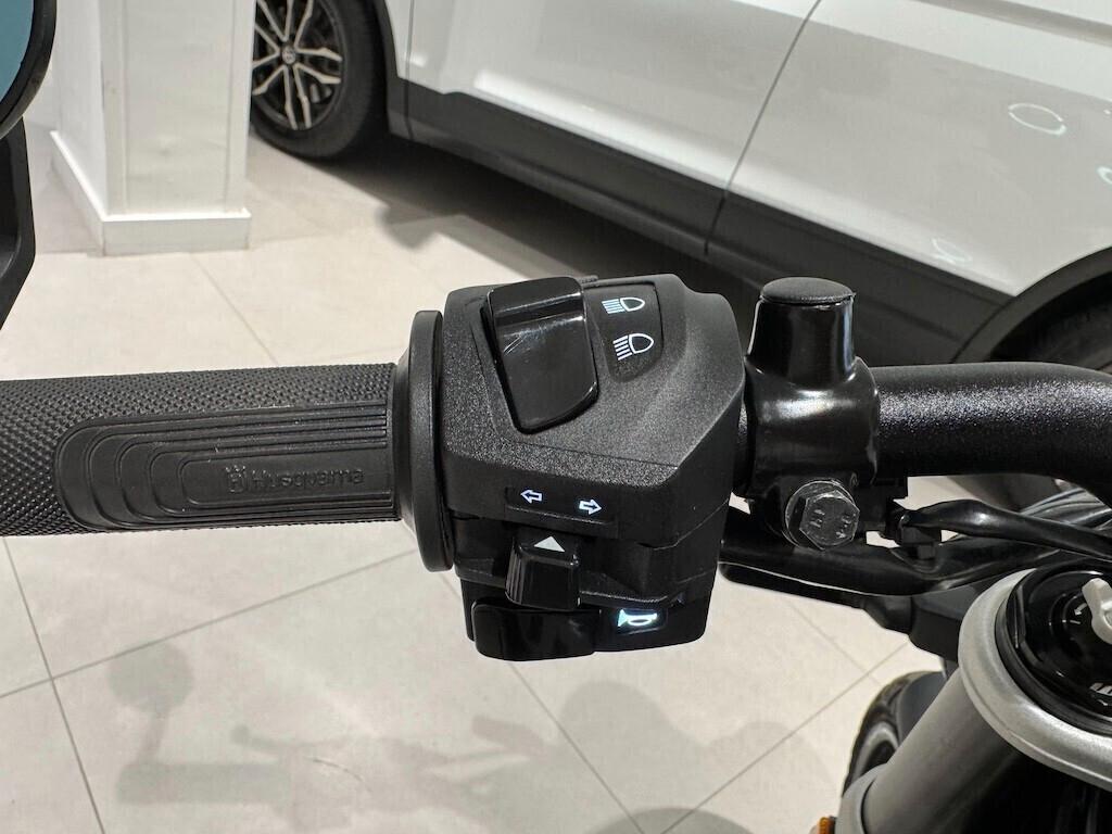 Husqvarna Svartpilen 401 Sport