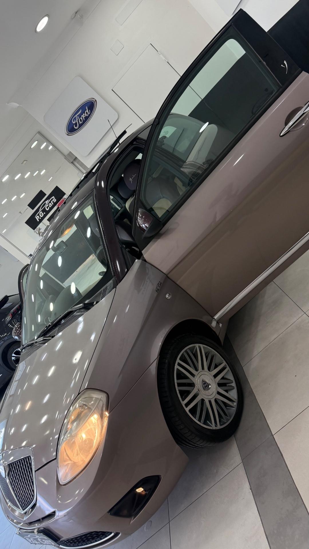 Lancia Ypsilon 1.3 MJT 75 CV Platino