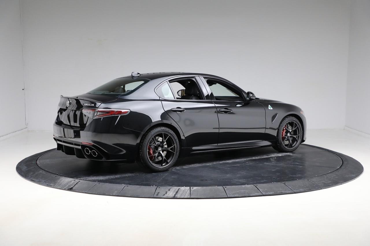Alfa Romeo Giulia 2.9 V6 Bi-Turbo AT8 Quadrifoglio NOLEGGIO LUNGO TERMINE