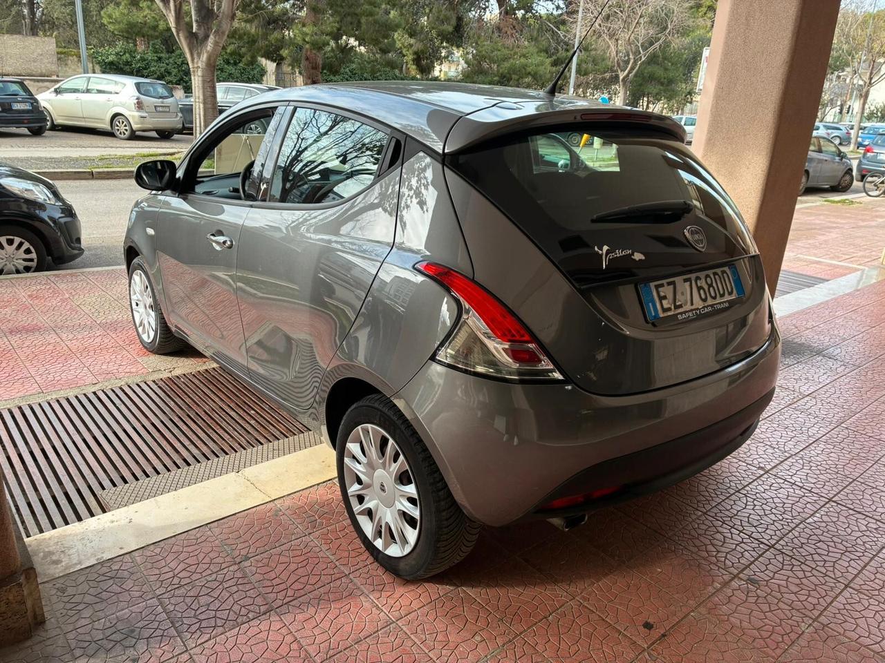 Lancia Ypsilon 1.2 benzina 5p garantita-15
