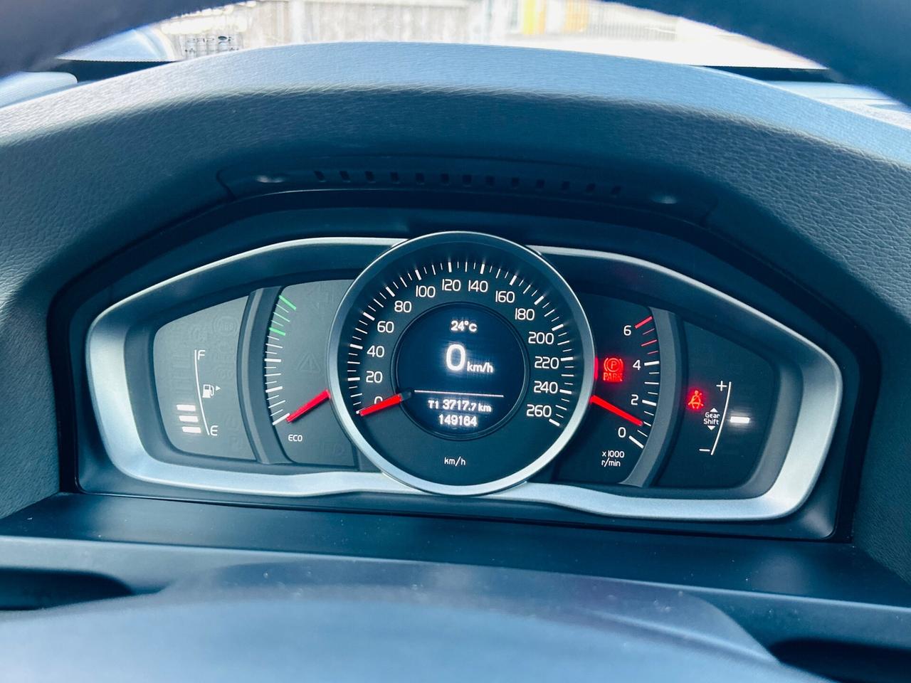 Volvo V60 D2 R-design Momentum N1